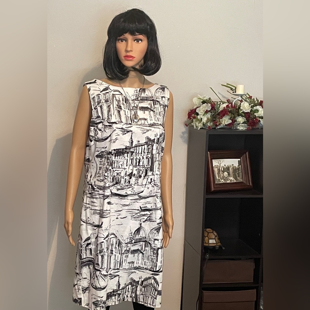 CHETTA B Size 14 Dress. Fully lined. B&W Architectural design. Classic. Charming